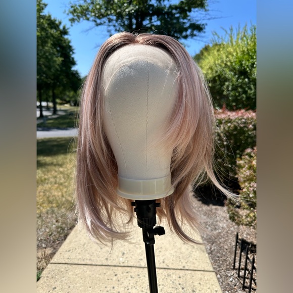 🌟 NEW Chelsey Smith Cosmetics Synthetic Wig- Standard Size (Hudson - Apricot) - Picture 2 of 7